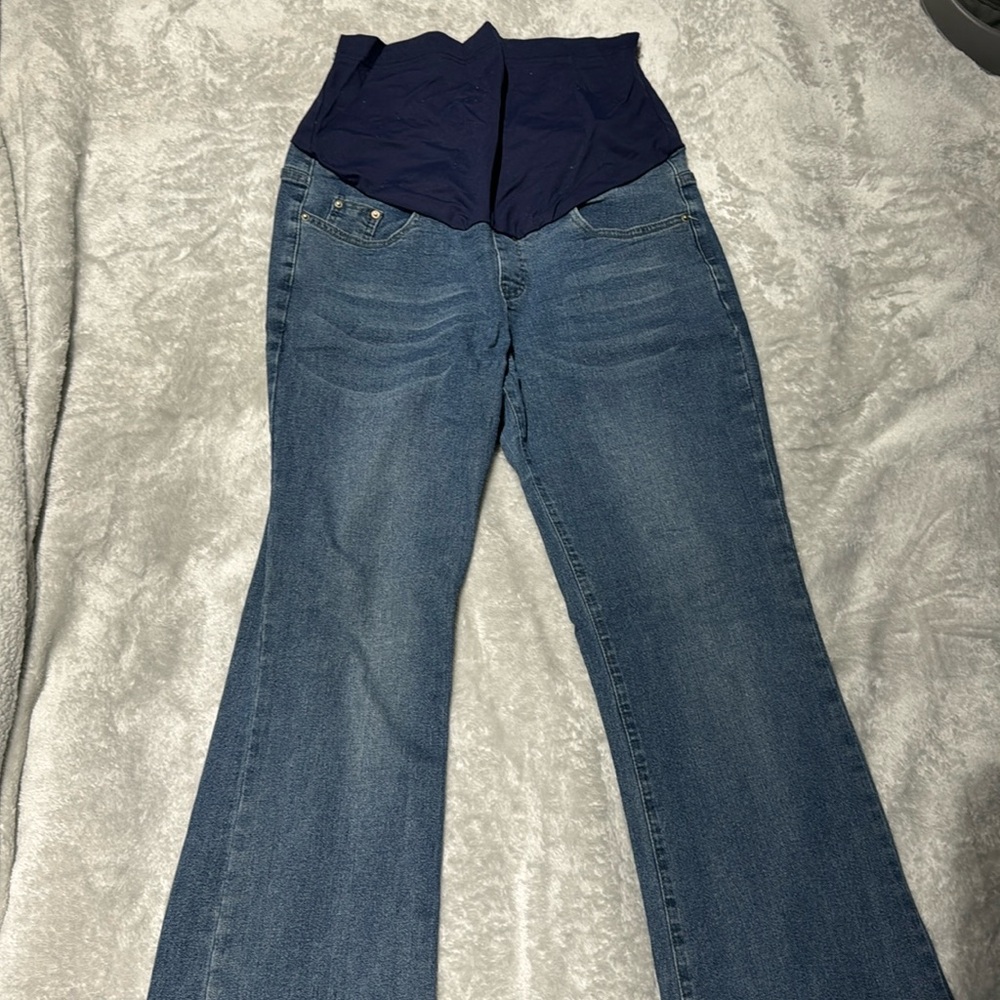 Maternity jeans with front and back pockets